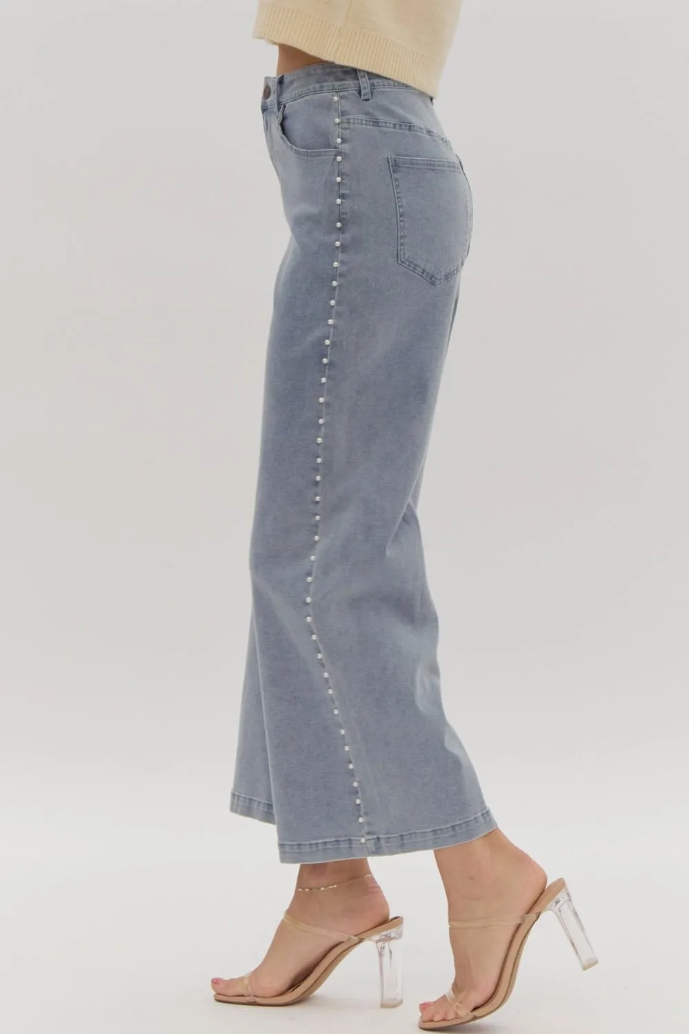 High waisted denim wide leg pants w/ pearl details @ side. Pockets @ front & back. Zipper.