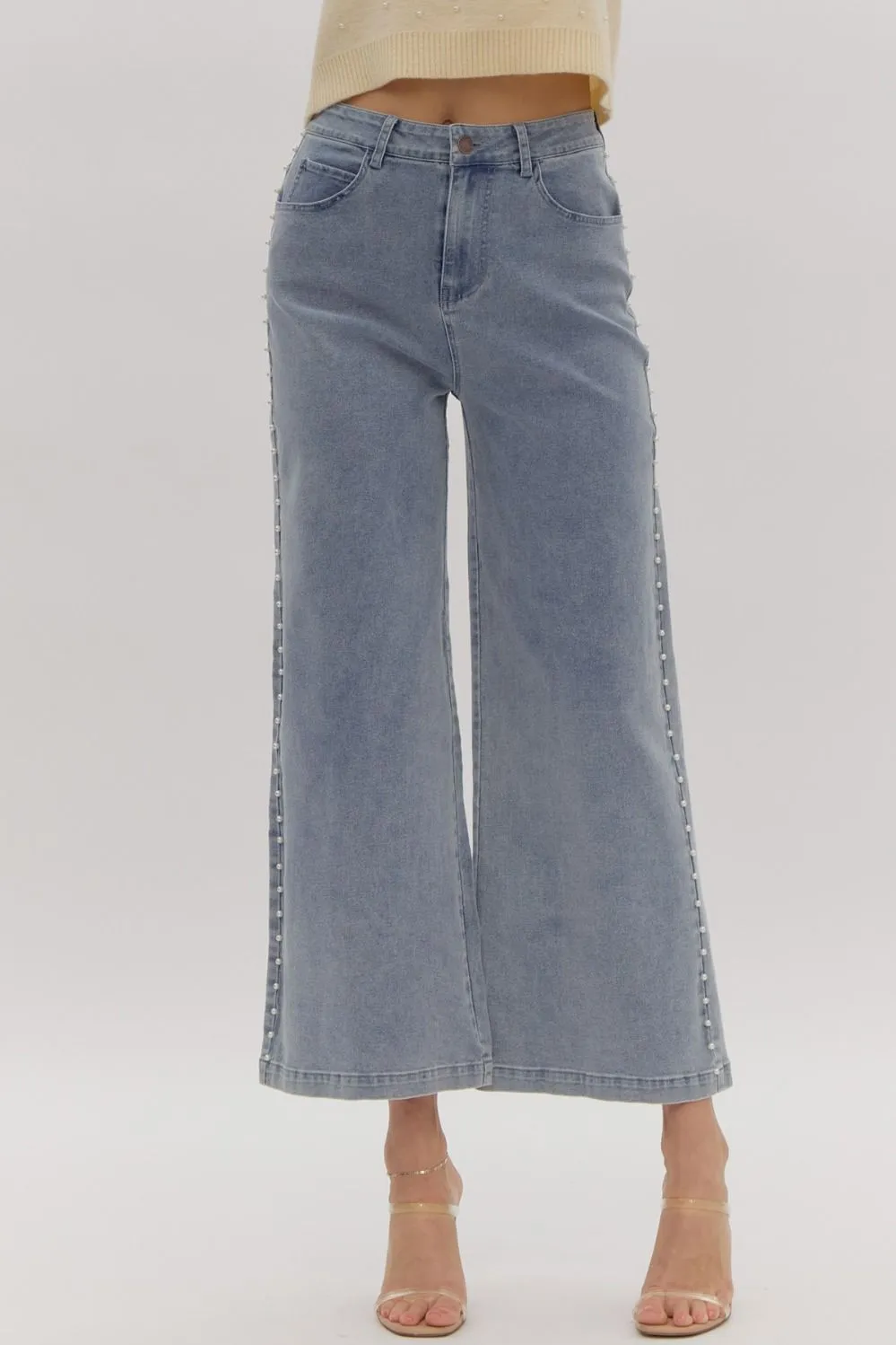High waisted denim wide leg pants w/ pearl details @ side. Pockets @ front & back. Zipper.